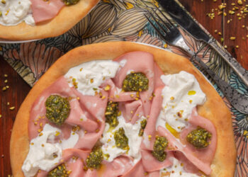 Receita Fácil de Pizza Bianca com Queijo Stracciatella e Pistaches