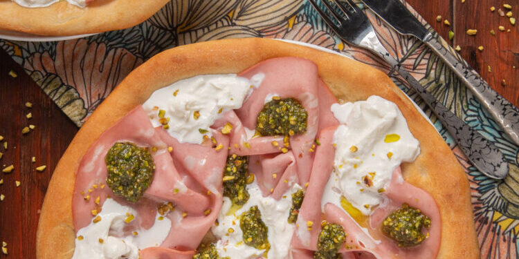 Receita Fácil de Pizza Bianca com Queijo Stracciatella e Pistaches