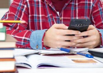 Concentração Total: Itália Proíbe Celulares para Melhor Aprendizado