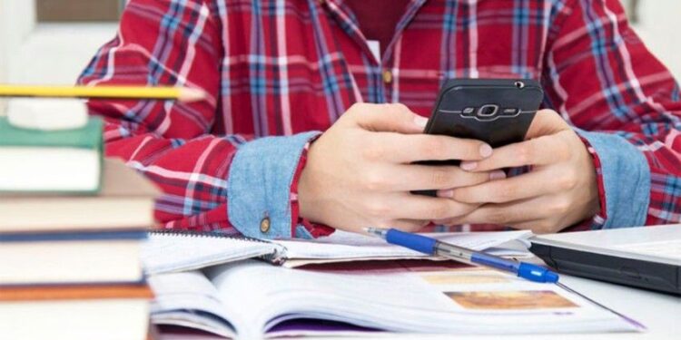 Concentração Total: Itália Proíbe Celulares para Melhor Aprendizado