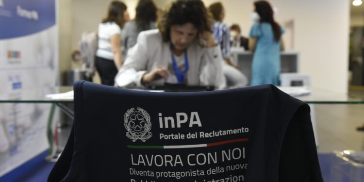 Concurso Público em Nápoles: 130 Vagas Disponíveis e Como Se Inscrever