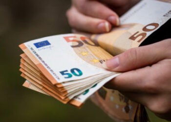 Salários Italianos sobem 3,1%, mas Inflação ainda afeta o Poder de Compra