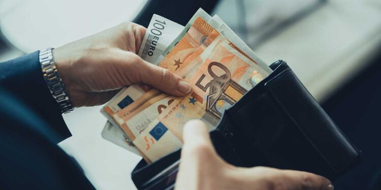 Análise do Salário Médio na Itália: Comparações e Tendências