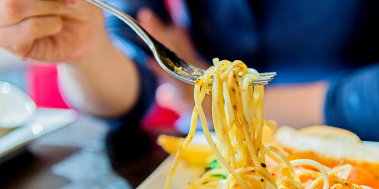 O motivo de nunca cortar seu espaguete com faca