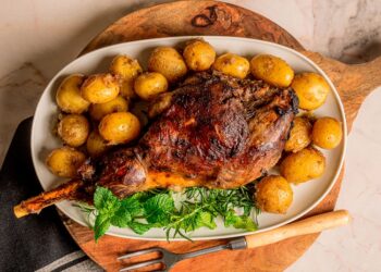 Pernil de Porco Assado com Batatas Crocantes