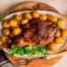 Pernil de Porco Assado com Batatas Crocantes