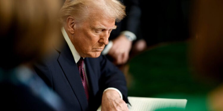 Donald Trump Anuncia Tarifas e Ameaça Relações Comerciais com a União Europeia