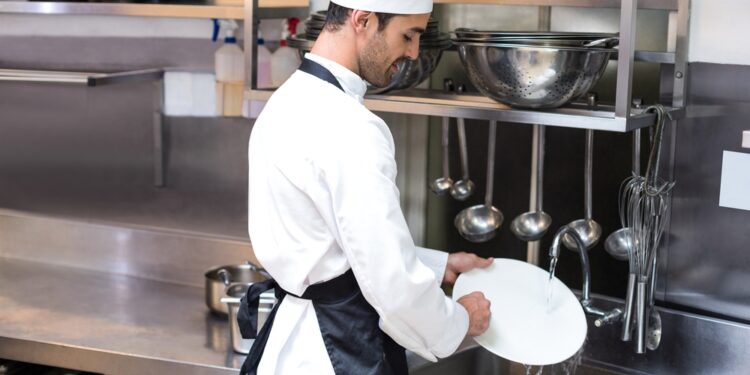 Como Trabalhar Como Lavapiatti na Itália: Dicas e Oportunidades