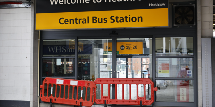 Heathrow Enfrenta Apagão: Mais de 1.350 Voos Afetados