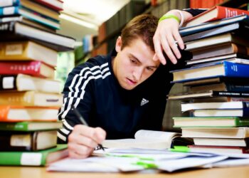 Suicídios nas Universidades Italianas: O Peso da Pressão Acadêmica