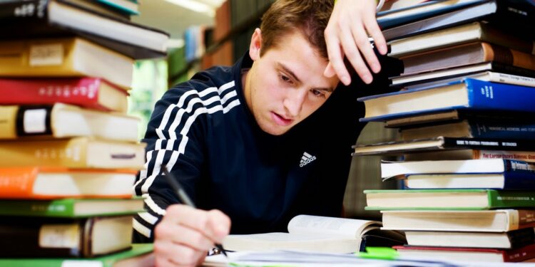 Suicídios nas Universidades Italianas: O Peso da Pressão Acadêmica