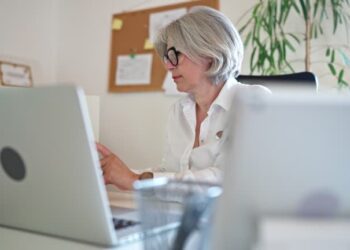 Itália Gera +47 Mil Empregos em Fevereiro, Maioria para Mulheres Acima de 50
