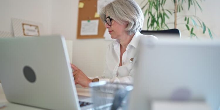 Itália Gera +47 Mil Empregos em Fevereiro, Maioria para Mulheres Acima de 50