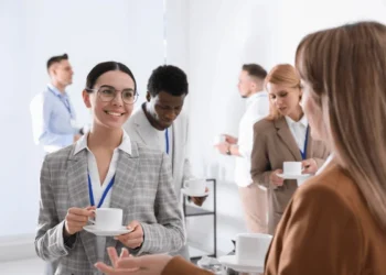 Por Que Cafés e Almoços São Importantes no Networking Italiano?