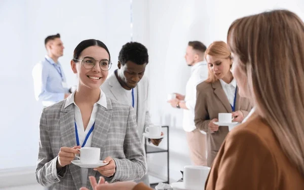 Por Que Cafés e Almoços São Importantes no Networking Italiano?