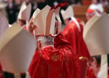 Habemus Papam: Fumaça Branca Sinaliza Escolha do Novo Pontífice