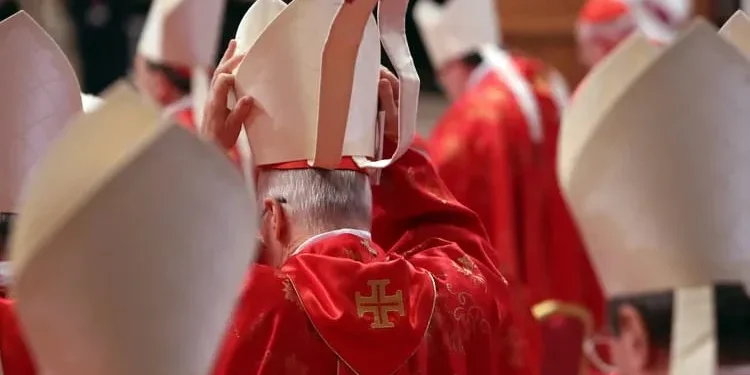 Habemus Papam: Fumaça Branca Sinaliza Escolha do Novo Pontífice