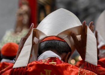 Fiéis aguardam fumaça na Praça de São Pedro