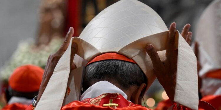 Fiéis aguardam fumaça na Praça de São Pedro