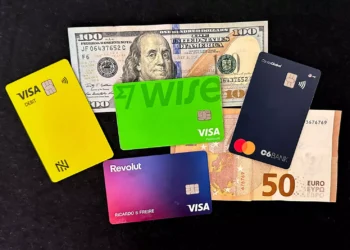 Dinheiro, cartão ou fintech? O que compensa mais após alta do IOF