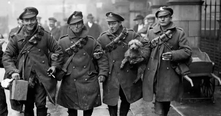 Do Exército à Alta-Costura: O Trench Coat em Território Italiano