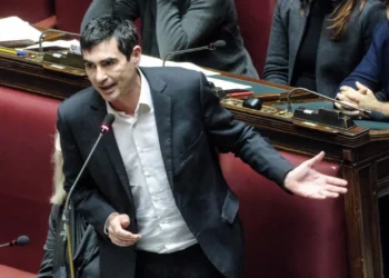 “Essa decisão será paga pelos italianos”, afirma Fratoianni sobre orçamento militar