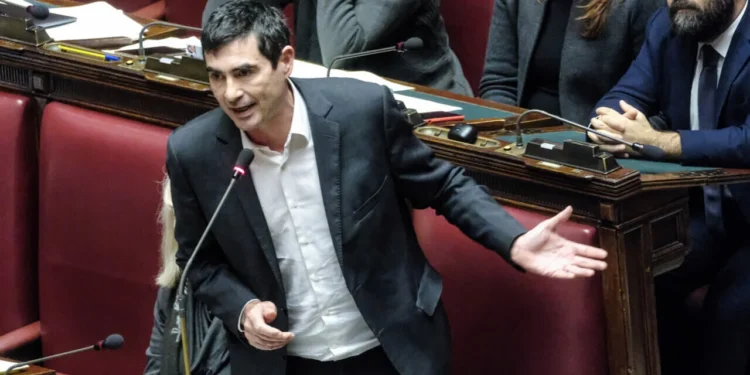 “Essa decisão será paga pelos italianos”, afirma Fratoianni sobre orçamento militar