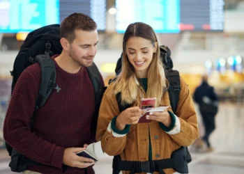 Como Ter Internet no Exterior: Vale a Pena Usar eSIM ou Roaming?