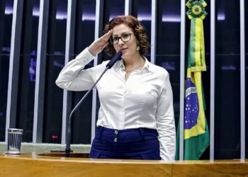 Deputada Carla Zambelli é presa em Roma após denúncia de Parlamentar Italiano