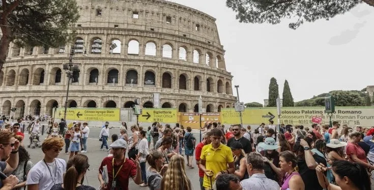 Verão 2025: Turistas Estrangeiros Impulsionam Economia Italiana com Gastos Mais Altos que os dos Italianos