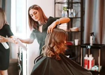 Reforma do Setor de Beleza: FdI Propõe Cursos Obrigatórios e Multas de Até € 50 Mil para Profissionais Sem Licença