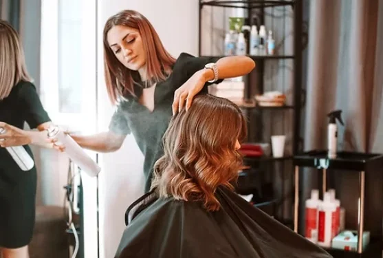 Reforma do Setor de Beleza: FdI Propõe Cursos Obrigatórios e Multas de Até € 50 Mil para Profissionais Sem Licença