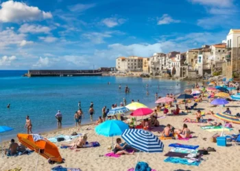 Sicília Proíbe Tornéis e Cercas em Praias para Garantir Acesso Livre ao Mar
