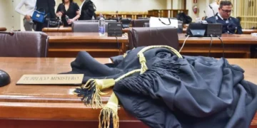 Cidadania Italiana Negada: Mulher é Penalizada Pelo Histórico Radical da Família