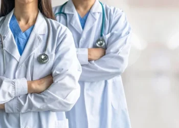 Mais de 65 mil vagas: Itália recruta Médicos e Enfermeiros brasileiros em meio à crise da saúde