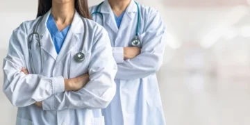 Mais de 65 mil vagas: Itália recruta Médicos e Enfermeiros brasileiros em meio à crise da saúde