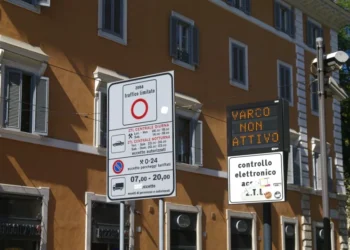 Sinalização nas Estradas Italianas: Placas, ZTL e Principais Penalidades