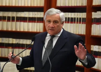 Tajani afasta imposto sobre lucros extraordinários e tensão política cresce