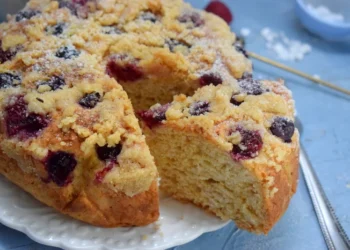 Aprenda a Fazer a Melhor Torta de Uva Caseira com Massa Fofa e Farofa Crocante