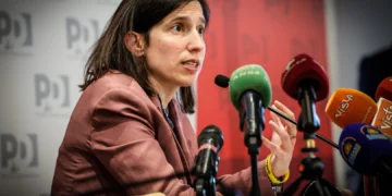 Checagem de Fatos: Entrevista de Schlein gera críticas por dados incorretos sobre emigração e conquistas do PD