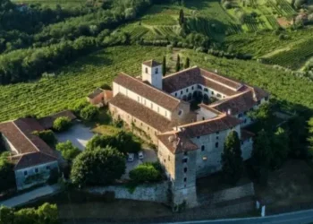 Rosazzo: Patrimônio Cultural e Laboratório de Vinhos em Friuli