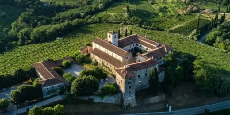 Rosazzo: Patrimônio Cultural e Laboratório de Vinhos em Friuli
