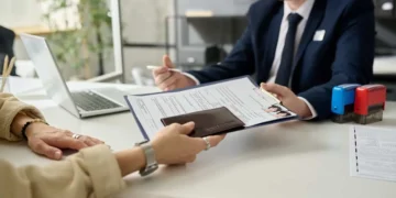 Imigrantes Mantêm Economia Italiana Apesar de Desafios e Discriminação