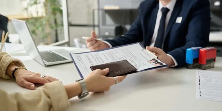 Imigrantes Mantêm Economia Italiana Apesar de Desafios e Discriminação