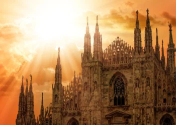 As Estátuas que Mudam de Rosto em Milão: Entre Lenda, Luz e Ciência