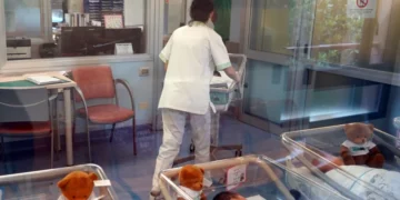 Baixo número de nascimentos força fechamento de maternidades na Itália