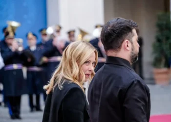 Primeira-Ministra Italiana Tenta Evitar Fogo Cruzado Político e Diplomático