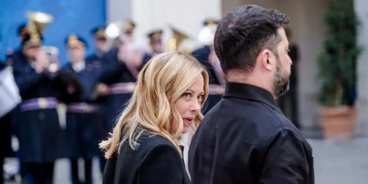 Meloni Entre Zelensky e Trump: Primeira-Ministra Italiana Tenta Evitar Fogo Cruzado Político e Diplomático