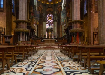 As Estátuas que Mudam de Rosto em Milão: Entre Lenda, Luz e Ciência