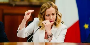 Governo de Meloni Reconhece Necessidade de Imigrantes Apesar de Retórica Anti-Migração